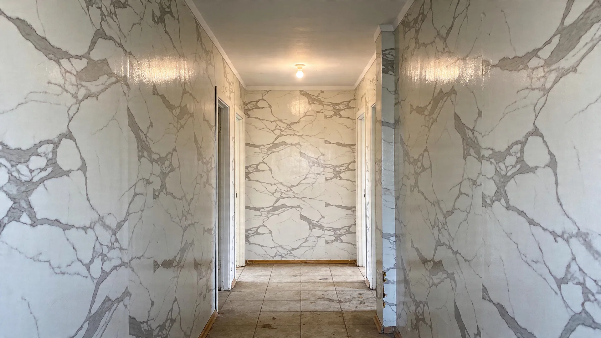 Marmoroptik-Flur in Dortmund: Wandveredelung mit Stucco-Marmor in Weiß und Grau, Schlüsselübergabe-Qualität von MeisterLiga.